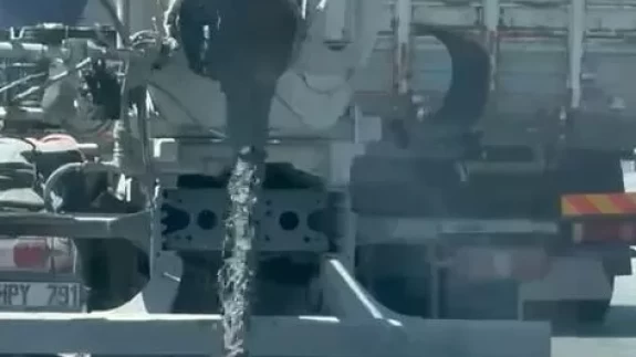 İstanbul'da seyir halindeki beton mikseri yola beton dökerek ilerledi: O anlar kameralarda