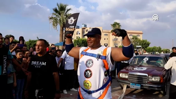 Eşref Mahrus, 20 araç çekerek Guinness rekoru kırdı