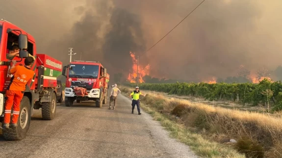 Orman yangını yeniden büyüdü, bir köy tahliye ediliyor