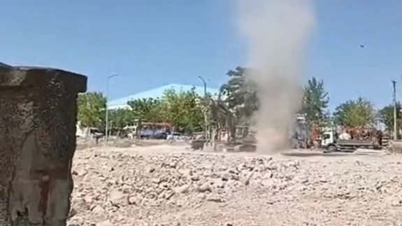 Çıkan hortumu gören çocuğun tepkisi gülümsetti