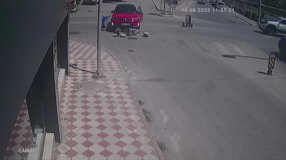 Amasya'da elektrikli bisiklet sürücüsü otomobile yumruk attı! O anlar kamerada