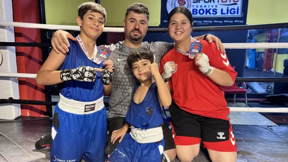 Eski boks şampiyonu, çocuklarını ringe hazırlıyor