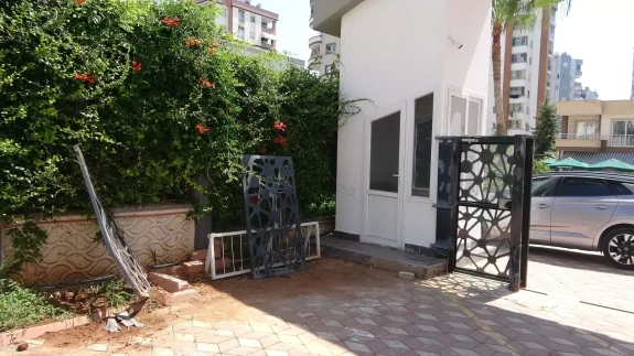 Mersin’de kaza kamerada: Gaza basınca kapıya çarpıp komşusunu ezdi