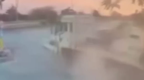 Freni boşalan tır, otomobili böyle sürükledi: O anlar kamerada