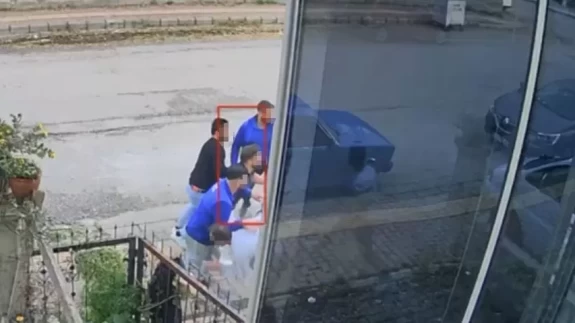 Çiçeklere çamaşır suyu döktüler! Kavga güvenlik kamerasına yansıdı