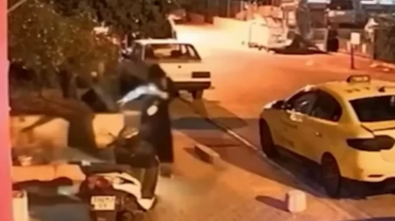 Akıllara durgunluk veren olay! Önce kurşun yağdırdı sonra patenle kaçtı