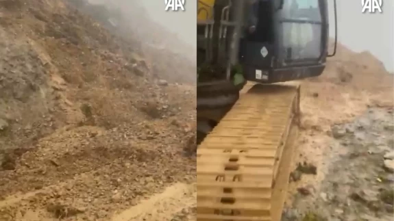 Rize Çamlıhemşin’de heyelan tehlikesi: İş makinesi son anda kurtuldu