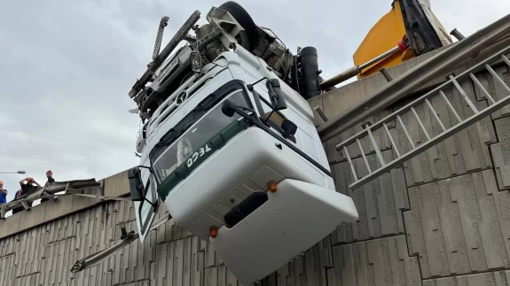 İzmir Bornova’da tır kazası: Viyadükte askıda kaldı