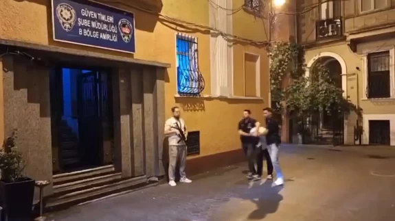 Tarlabaşı’nda kapkaç anı kamerada: Şüpheli tutuklandı