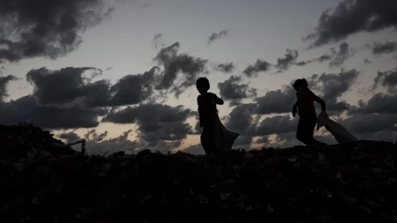 Gazze’de çocuklar çöp yığınları arasında geçim mücadelesi veriyor