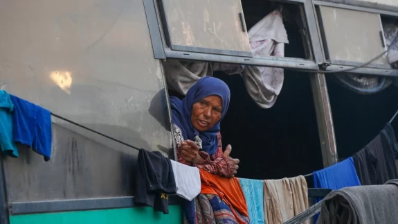 İsrail saldırılarından kaçarak Deyr Belah'a sığınan Filistinli aileler, zor şartlar altında yaşamlarını sürdürüyor