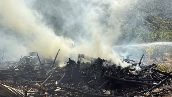 Anne, engelli oğlunu kurtarmak için alevlerle dolu eve girdi: O anlar kamerada