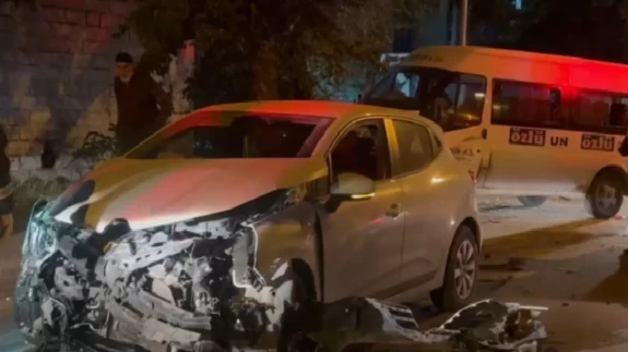 Erzincan’da minibüs ile otomobil çarpıştı: Araç ağaca çarparak durdu