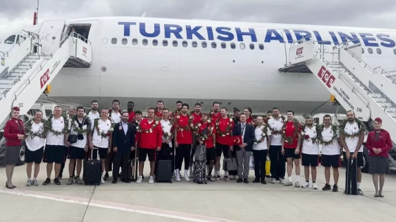 Avrupa 2'ncisi 12 Dev Adam, yurda döndü! Ergin Ataman gözyaşlarını tutamadı