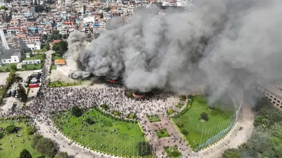 Nepal'de hükümet yetkilileri halktan helikopterle kaçtı