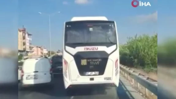 Manavgat’ta ambulans zor anlar yaşadı: Emniyet şeridini işgal eden araçlar kamerada