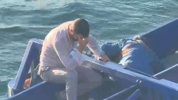 Galata Köprüsü'nden denize düşen kadını, peşinden atlayan vatandaş kurtardı