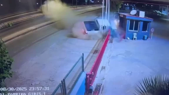 Şırnak'ta pikap direklere çarpıp hurdaya döndü: O anlar kameralarda