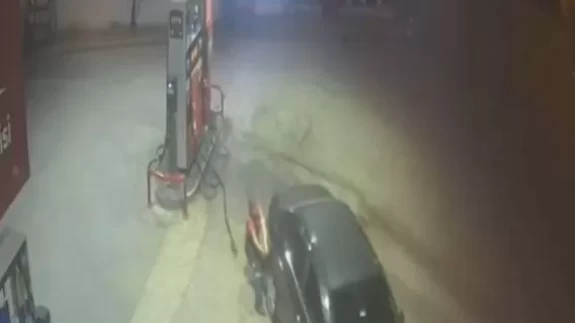 Benzin koyduğu sırada kayan aracı eliyle durdurmaya çalıştı