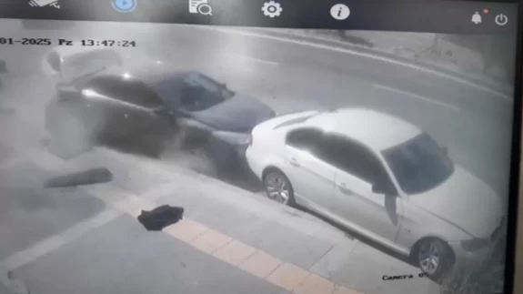 Kars’ta bir sürücü fren yerine gaza bastı! 4 araca çarptı