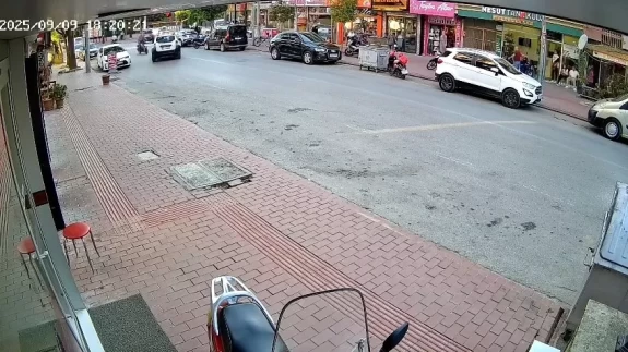 Cipe çarpan motosikletli metrelerce havaya savruldu: Kaza anı kamerada