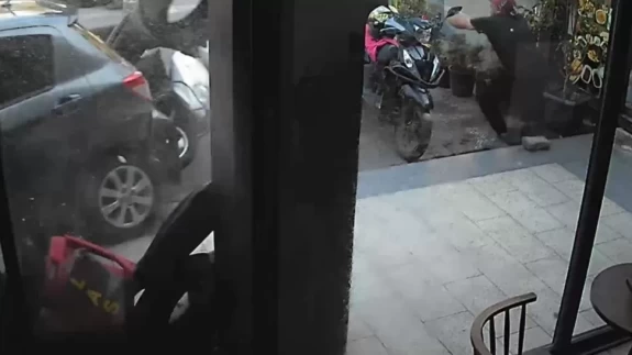 Başakşehir’de araç dükkanlara daldı