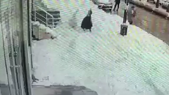 Çatıdan düşen kar kütlesi genç kızı hayattan kopardı!