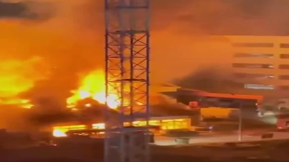 Hatay'da korkutan yangın! Akaryakıt istasyonunun yanındaki bina alev alev yandı