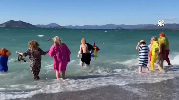 Fethiye Plajı renk cümbüşüne sahne oldu: Katılımcılar yardım için denizde!