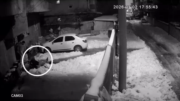 Kapıdan çıkan yerde kaldı: Evden çıkan herkes buzda kaydı