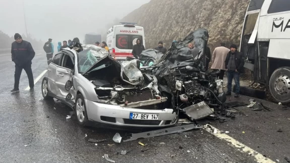 Yoğun sis zincirleme kazayı beraberinde getirdi: 2 ölü, çok sayıda yaralı var