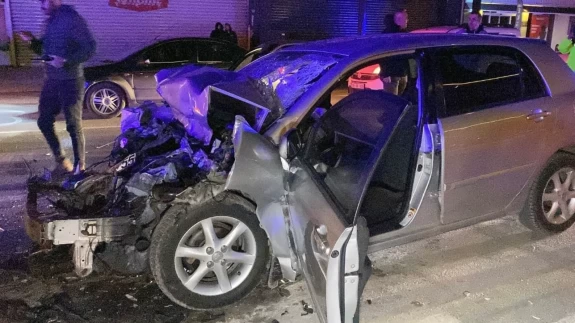 Ekipler sıkışan sürücüyü saniyelerle yarışarak kurtardı