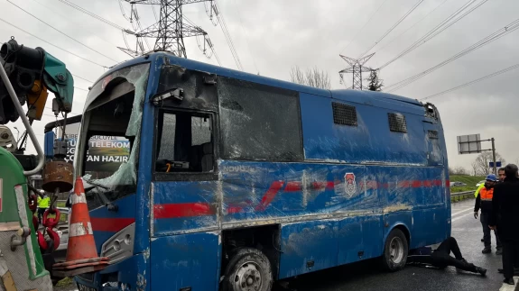 İstanbul’da feci kaza: Cezaevi nakil aracı devrildi, 2'si ağır 19 yaralı