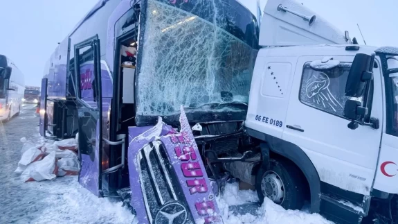 Sarıkamış’ta trafik kazası: Otobüs ile kargo kamyonu çarpıştı