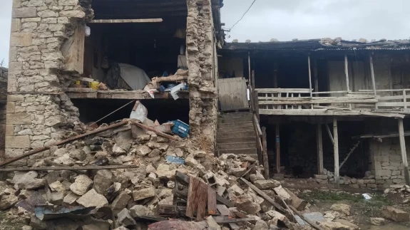 Komşusunun vefatını anlatırken ev canlı yayında çöktü