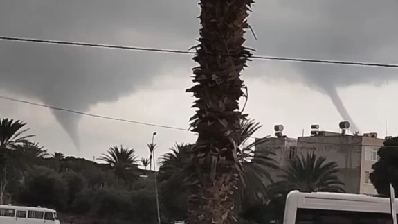 Mersin'de korkutan hortumlar! Erdemli'de dolu yağışı yolları kapladı