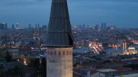 Lodos Beyazıt Camii’nde tehlike yarattı: Meydan yaya geçişine kapatıldı