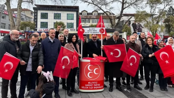 MHP Kocaeli 12 ilçede Türk Bayrağı dağıttı