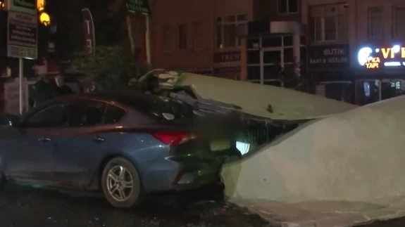 Beylikdüzü’nde fırtına bina cephesini söktü!