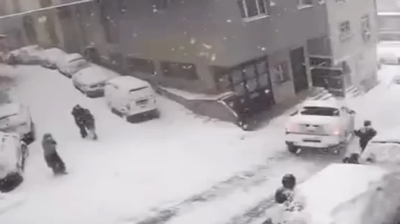 Kağıthane’de karla kaplı yokuşta kayan pikap 2 çocuğa çarptı