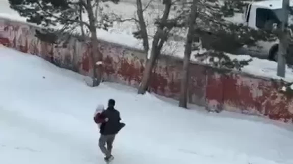 Kars'ta vefa dolu görüntü: Hasta annesini kucağında taşıdı