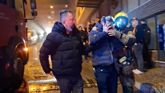 Kurtarılmayı camda beklediler… İtfaiyenin hızlı müdahalesi faciayı önledi