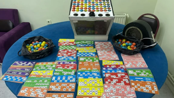 Kumar oynatılan mekana kapıyı ikiye bölerek giren polis, çatıdan kaçmaya çalışanları yakaladı