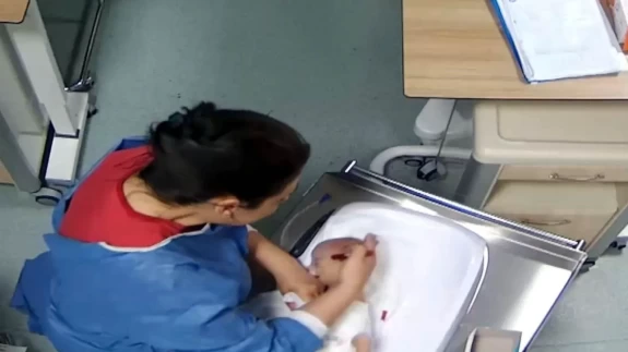 Beyaz önlük altında canilik! 5 günlük bebeği kuvözde işkenceyle engelli bıraktı