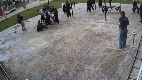 Karabük'te sokak ortasında akran zorbalığı! Esnafın müdahalesi facianın önüne geçti