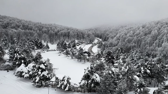 Domaniç Dağı beyaza büründü! Yayla ve tabiat parklarına ziyaretçi akını