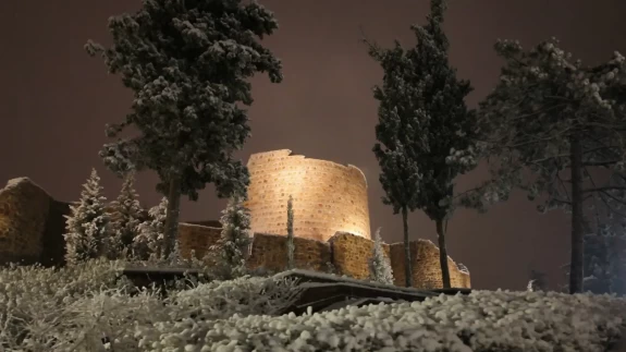 Kar Aydos’u beyaza bürüdü: Tarihi kale kartpostallık manzaraya dönüştü!