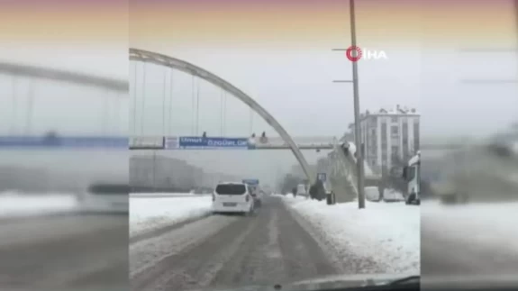 Üst geçitte çocuklara şiddet! Görüntüler sosyal medyayı ayağa kaldırdı
