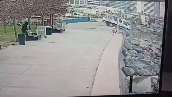 Bakırköy'de feci kaza: Zabıta aracı denize düştü, o anlar kamerada