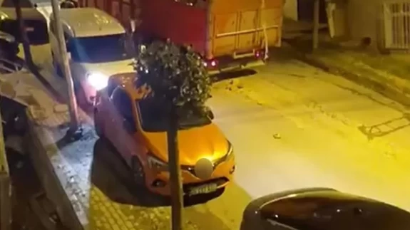 İstanbul'da korkunç anlar: Aşırı yüklü kamyon yokuşu çıktı, geri kaydı!
